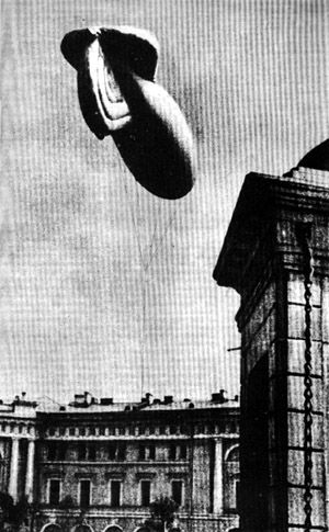 Этот снимок сделан автором в еще не осажденном Ленинграде в один из первых дней Великой Отечественной войны. Аэростаты заграждения охраняли город с самых первых дней войны.