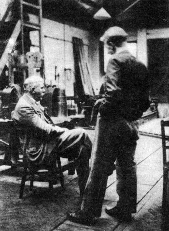 Э. Резерфорд и Дж. Кокрофт в магнитной лаборатории Капицы. Начало 30-х годов.