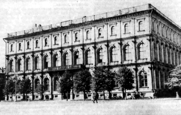 Здание ВИРа на Исаакиевской площади в Ленинграде. Ныне на его фасаде - мемориальная доска памяти Н. И. Вавилова