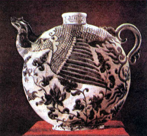 Фарфоровый плоский чайник XIII-XIV вв., найденный при археологических раскопках в 1970 г.