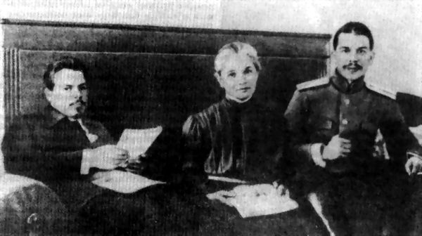 1915 год, Н. И. Вавилов - сотрудник кафедры Д. Н. Прянишникова - с матерью и братом Сергеем Ивановичем, впоследствии президентом АН СССР